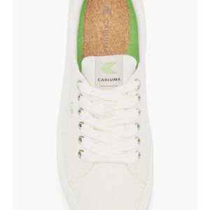 Cariuma Off-White Sneakers with Green Details